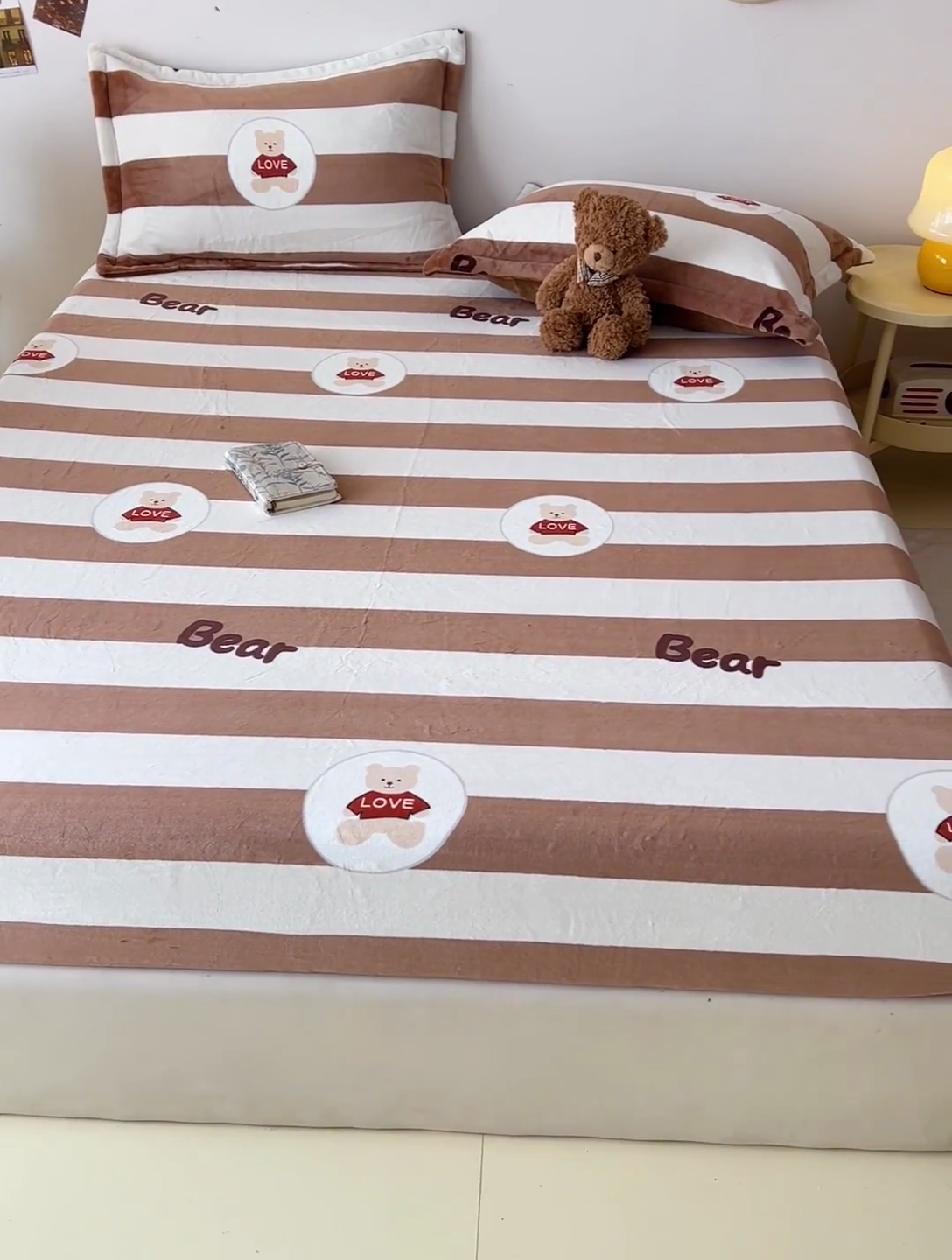 91家纺网 家纺一手货源 找家纺 大柏树 2025新款A类高克重亲肤舒适牛奶绒印花四件套-单床笠可定制 布琪小熊-咖