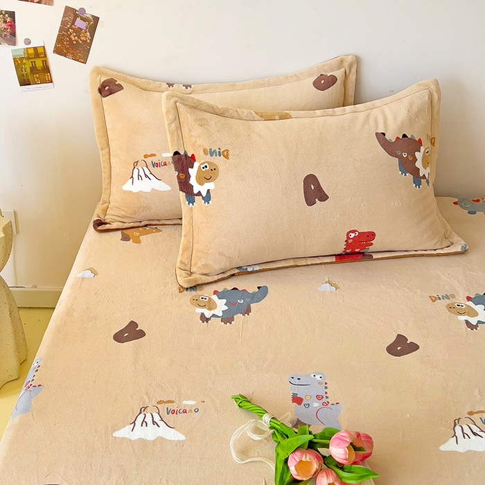 91家纺网 家纺一手货源 找家纺 大柏树 2025新款A类高克重亲肤舒适牛奶绒印花四件套-单床单可定制 恐龙世界