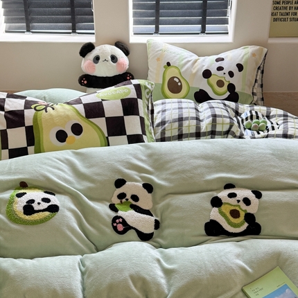 91家纺网 家纺一手货源 找家纺 （总）柚子YOUTH 2024新款牛奶绒四件套-三小只毛巾绣系列