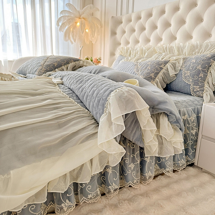 91家纺网 家纺一手货源 找家纺 罗艺轩 2024新款高克重牛奶雪纺边床裙四件套-羽蝶 高级灰