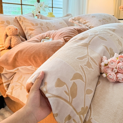 91家纺网 家纺一手货源 找家纺 （总）2025新款A类高克重牛奶绒着色烂花绒雕花绒系列-四件套