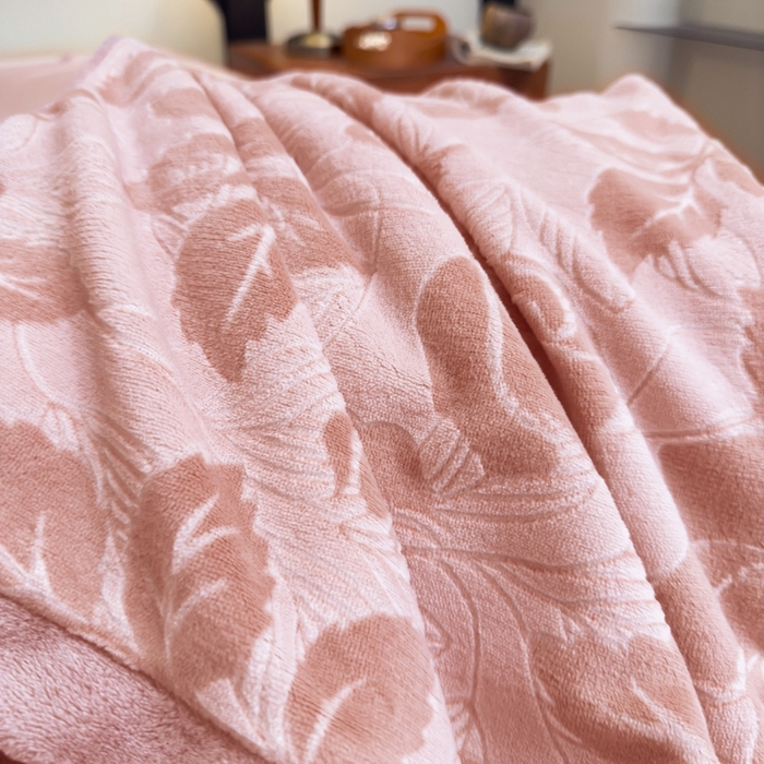 91家纺网 家纺一手货源 找家纺 氧家 2024新款雕花绒四件套 玫瑰花语-粉