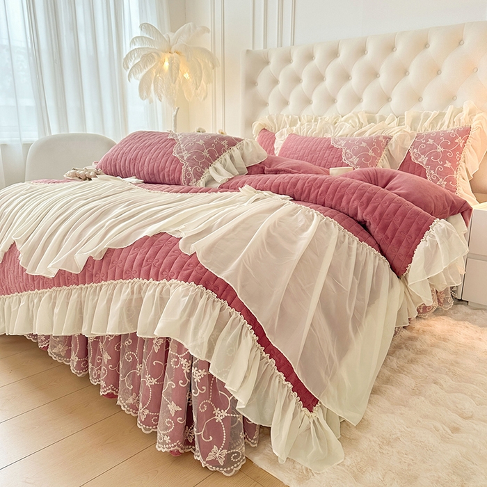 91家纺网 家纺一手货源 找家纺 罗艺轩 2024新款高克重牛奶雪纺边床裙四件套-羽蝶 豆沙红