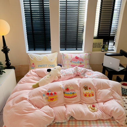 91家纺网 家纺一手货源 找家纺 （总）柚子YOUTH 2024新款牛奶绒四件套-三小只毛巾绣系列