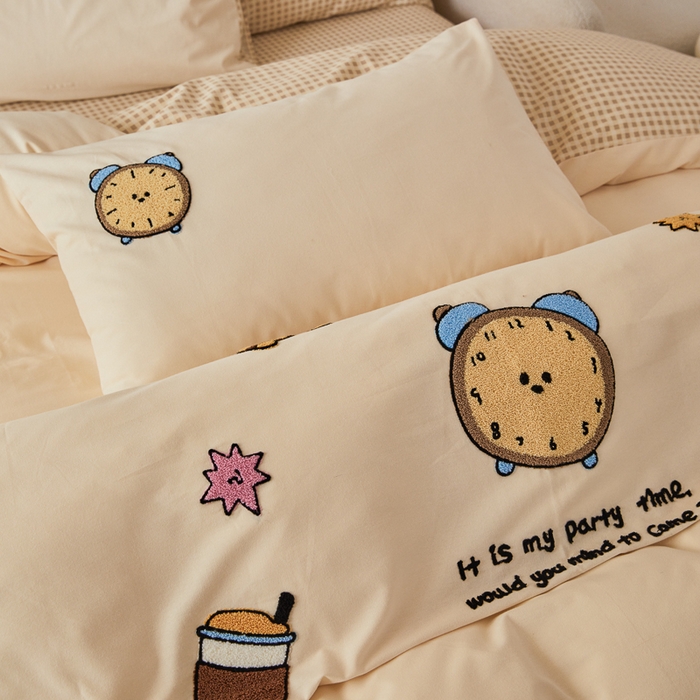 91家纺网 家纺一手货源 找家纺 怡家居 2024秋冬新款全棉磨毛绣花四件套 小闹钟