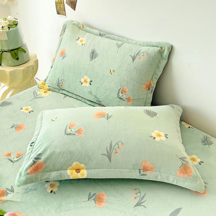 91家纺网 家纺一手货源 找家纺 大柏树 2025新款A类高克重亲肤舒适牛奶绒印花四件套-单枕套可定制 春意浓-绿