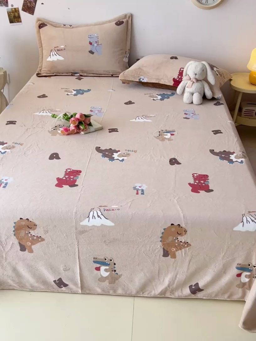 91家纺网 家纺一手货源 找家纺 大柏树 2025新款A类高克重亲肤舒适牛奶绒印花四件套-单床单可定制 恐龙世界