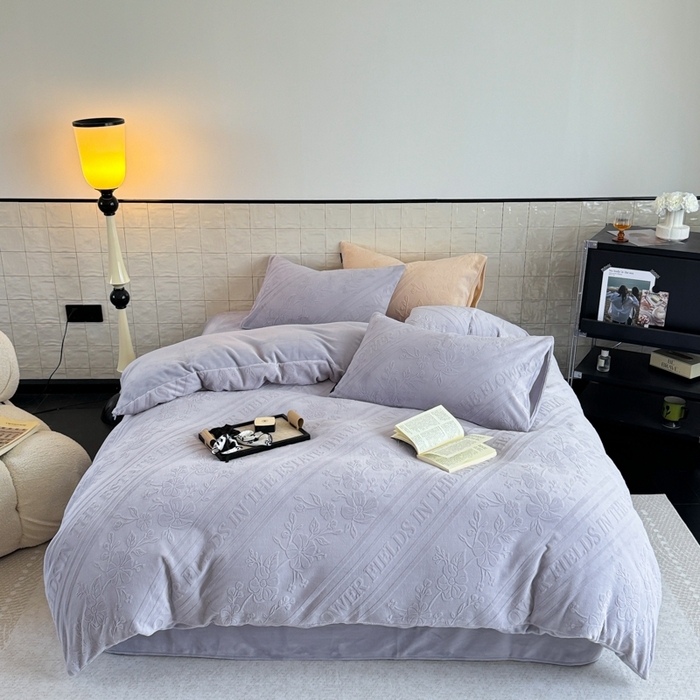 91家纺网 家纺一手货源 找家纺 若未家居 LOVEWE HOUSE 2025新款AB版250克全消光立体雕花烂花牛奶绒四件套-蝶舞 英文花开-浅紫