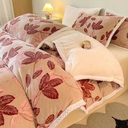 91家纺网 家纺一手货源 找家纺 2024新款简约包边全消光雕花牛奶绒兔兔绒四件套 雕花包边绒-秋色宜人酒红