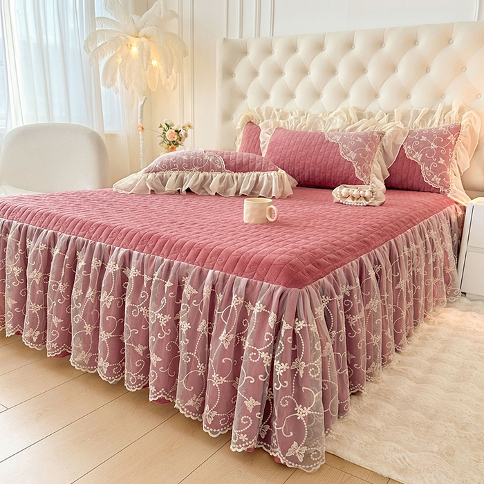 91家纺网 家纺一手货源 找家纺 罗艺轩 2024新款高克重牛奶雪纺边床裙三件套-羽蝶 豆沙红