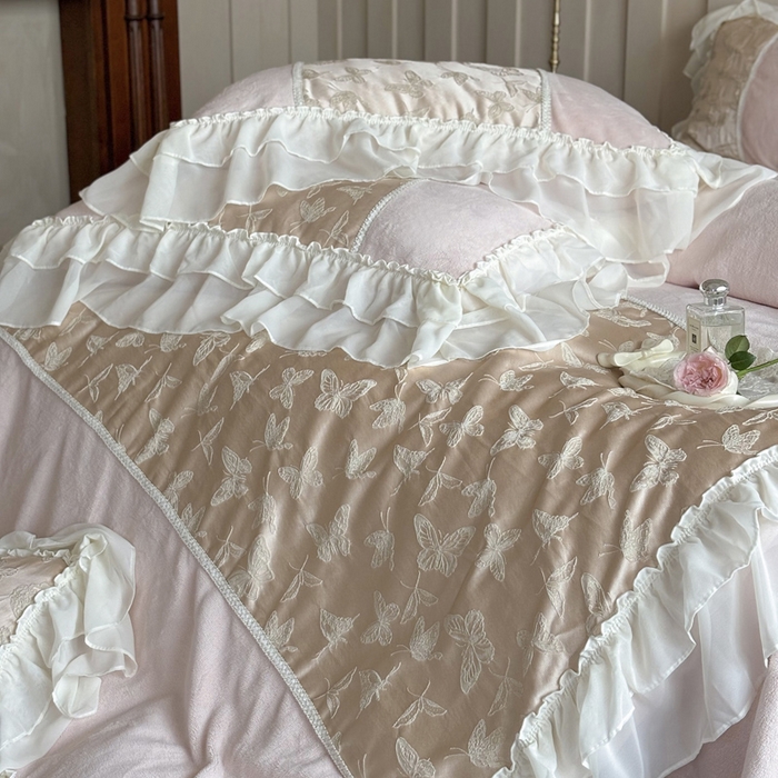 91家纺网 家纺一手货源 找家纺 凯儿家纺 2024新款全消光牛奶绒法式公主风花边工艺款四件套 少女的祈祷-粉