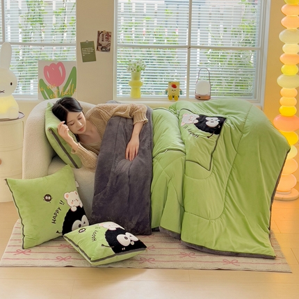 91家纺网 家纺一手货源 找家纺 铭宣家居 2024新款加厚AB版婴儿绒和北极绒贴布绣刺绣抱枕被-可爱煤球 可爱煤球-果绿色