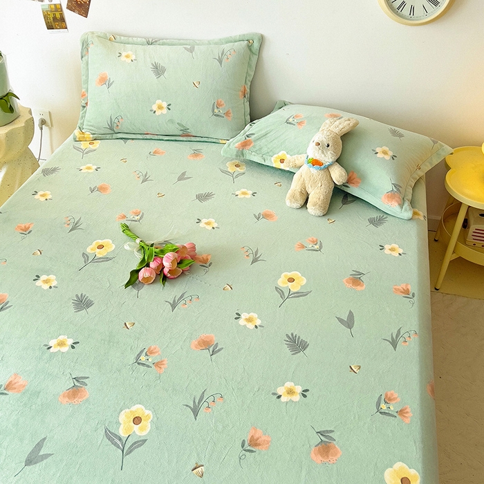 91家纺网 家纺一手货源 找家纺 大柏树 2025新款A类高克重亲肤舒适牛奶绒印花四件套-单床笠可定制 春意浓-绿