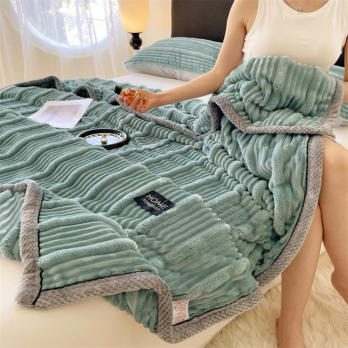 91家纺网 家纺一手货源 找家纺 梦舒羽 2025新款子母条兔毛绒毛毯宿舍牛奶绒小被毯 冰蓝