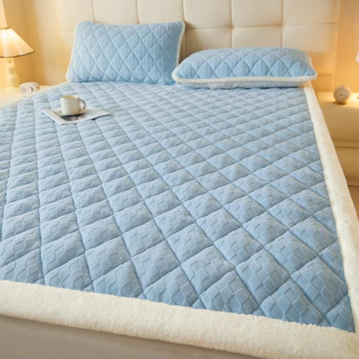 91家纺网 家纺一手货源 找家纺 鑫钰 2024新款菱形格牛奶绒宝宝绒烂花床褥 菱形格-天蓝