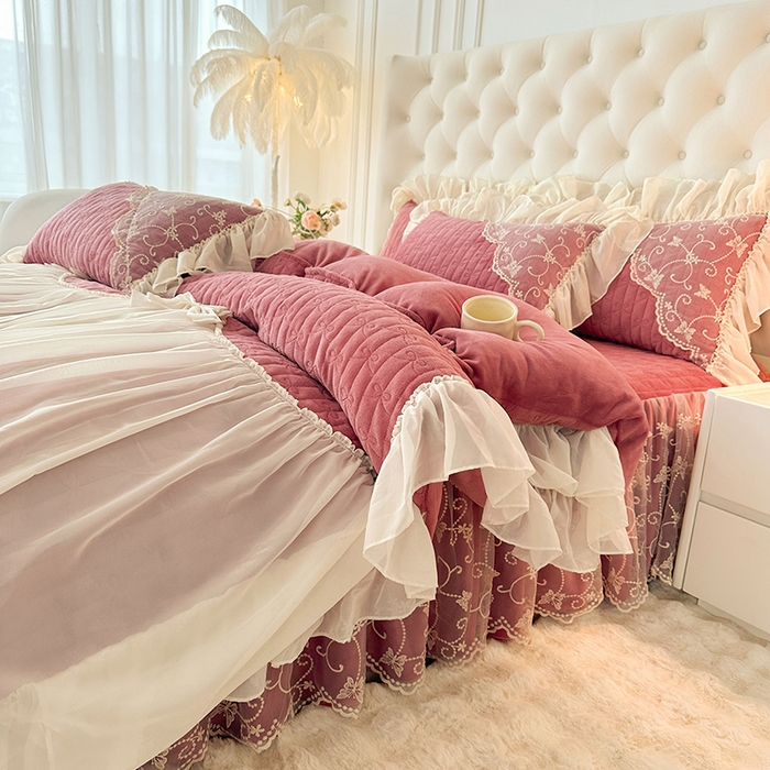 91家纺网 家纺一手货源 找家纺 罗艺轩 2024新款高克重牛奶雪纺边床裙四件套-羽蝶 豆沙红