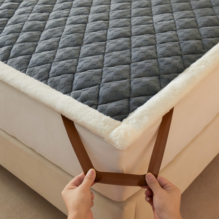 91家纺网 家纺一手货源 找家纺 鑫钰 2024新款菱形格牛奶绒宝宝绒烂花床褥 菱形格-深灰