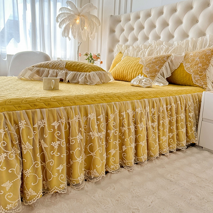 91家纺网 家纺一手货源 找家纺 罗艺轩 2024新款高克重牛奶雪纺边床裙三件套-羽蝶 嫩黄