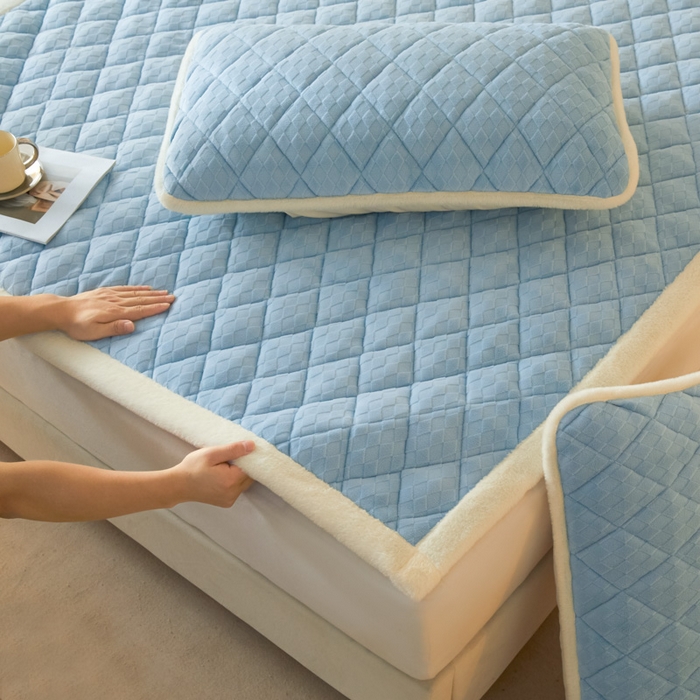 91家纺网 家纺一手货源 找家纺 鑫钰 2024新款菱形格牛奶绒宝宝绒烂花床褥 菱形格-天蓝