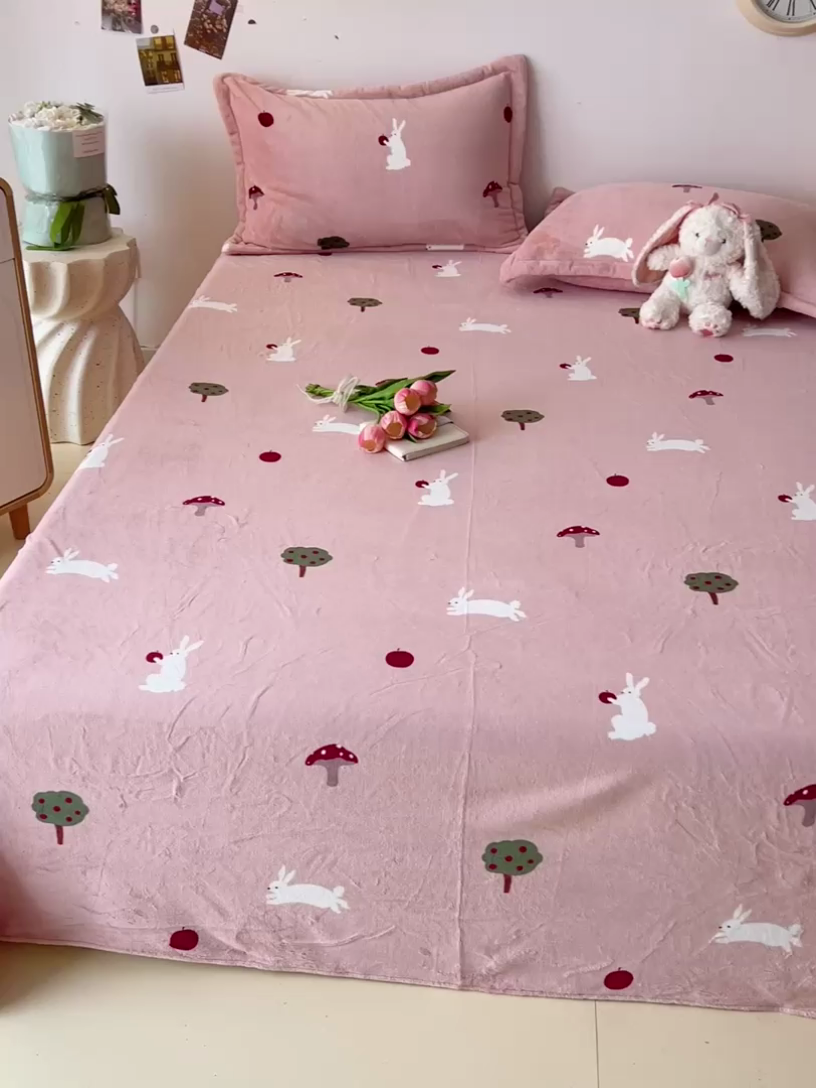 91家纺网 家纺一手货源 找家纺 大柏树 2025新款A类高克重亲肤舒适牛奶绒印花四件套-单床单可定制 蘑菇屋