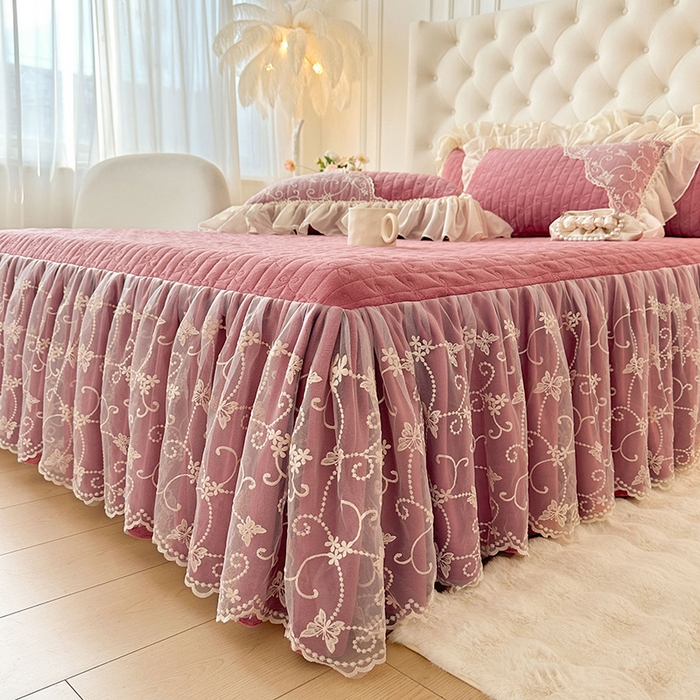 91家纺网 家纺一手货源 找家纺 罗艺轩 2024新款高克重牛奶雪纺边床裙三件套-羽蝶 豆沙红