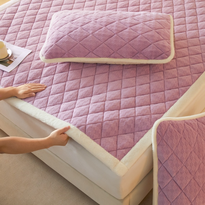 91家纺网 家纺一手货源 找家纺 鑫钰 2024新款菱形格牛奶绒宝宝绒烂花床褥 菱形格-浅紫