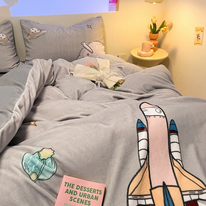 91家纺网 家纺一手货源 找家纺 新方向 2025新款全消光A类儿童牛奶绒四件套-飞行游 飞行游-灰