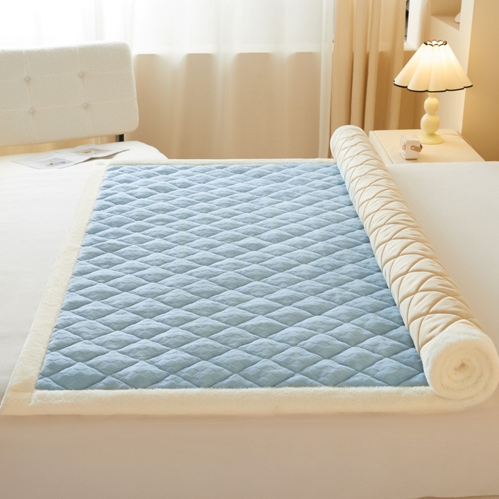 91家纺网 家纺一手货源 找家纺 鑫钰 2024新款菱形格牛奶绒宝宝绒烂花床褥 菱形格-天蓝