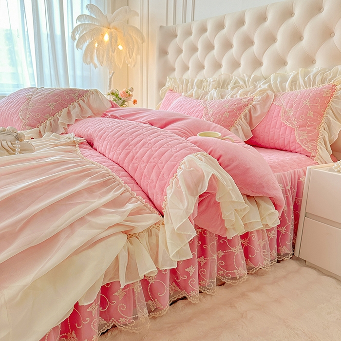 91家纺网 家纺一手货源 找家纺 罗艺轩 2024新款高克重牛奶雪纺边床裙四件套-羽蝶 少女粉