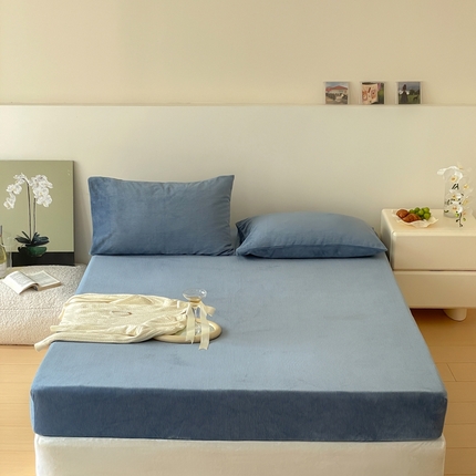 91家纺网 家纺一手货源 找家纺 三味舒屋 2025新款条纹牛奶绒床笠三件套 火石蓝