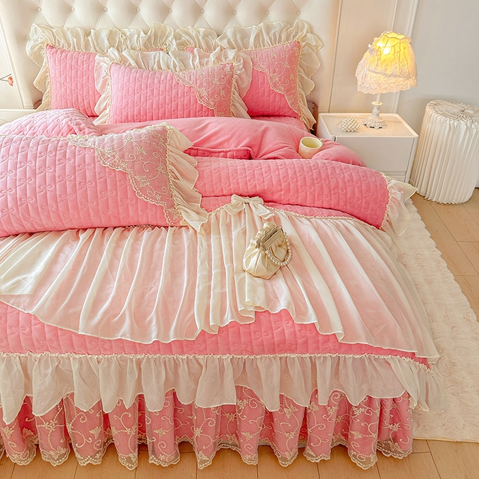 91家纺网 家纺一手货源 找家纺 罗艺轩 2024新款高克重牛奶雪纺边床裙四件套-羽蝶 少女粉