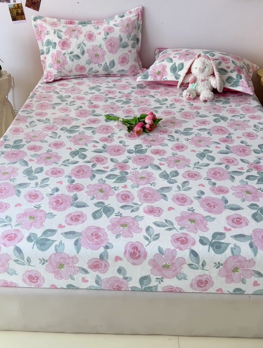 91家纺网 家纺一手货源 找家纺 大柏树 2025新款A类高克重亲肤舒适牛奶绒印花四件套-单床笠可定制 朵柔-粉