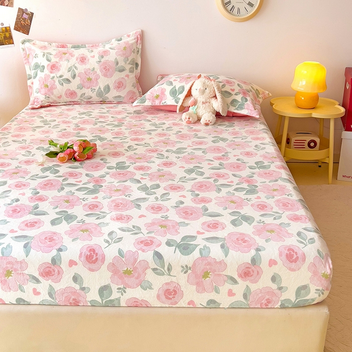 91家纺网 家纺一手货源 找家纺 大柏树 2025新款A类高克重亲肤舒适牛奶绒印花四件套-单床笠可定制 朵柔-粉