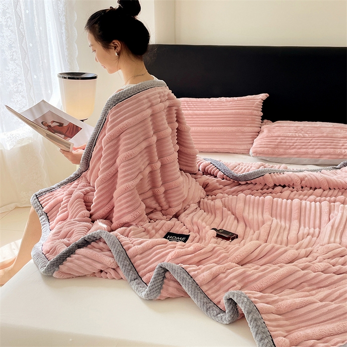 91家纺网 家纺一手货源 找家纺 梦舒羽 2025新款子母条兔毛绒毛毯宿舍牛奶绒小被毯 豆粉