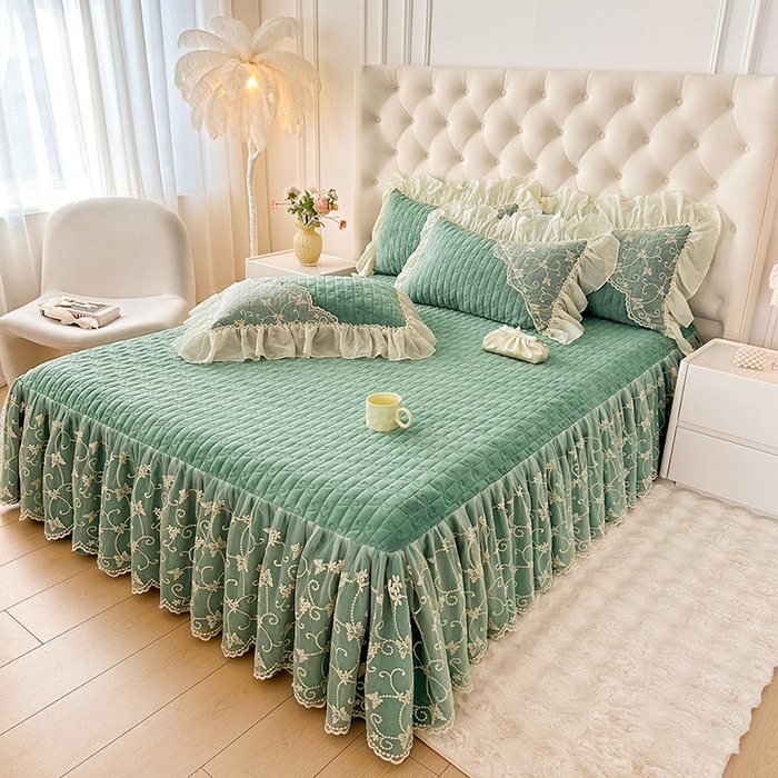 91家纺网 家纺一手货源 找家纺 罗艺轩 2024新款高克重牛奶雪纺边床裙三件套-羽蝶 豆绿