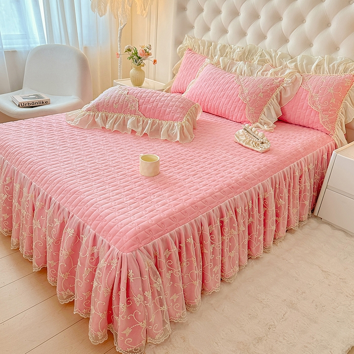 91家纺网 家纺一手货源 找家纺 罗艺轩 2024新款高克重牛奶雪纺边床裙三件套-羽蝶 少女粉