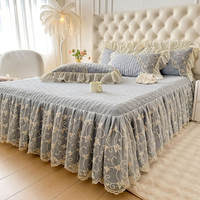 91家纺网 家纺一手货源 找家纺 罗艺轩 2024新款高克重牛奶雪纺边床裙三件套-羽蝶 高级灰