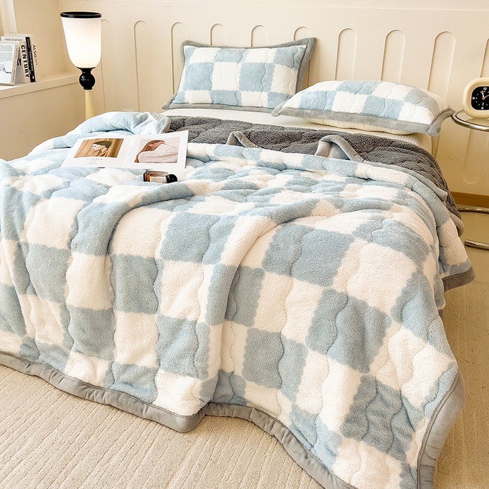 91家纺网 家纺一手货源 找家纺 慕木家纺 2025新款A类北极绒棋盘格三层夹棉双面毛毯 三层夹棉毛毯-棋盘格浅蓝+灰
