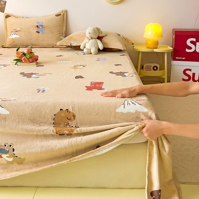 91家纺网 家纺一手货源 找家纺 大柏树 2025新款A类高克重亲肤舒适牛奶绒印花四件套-单床单可定制 恐龙世界