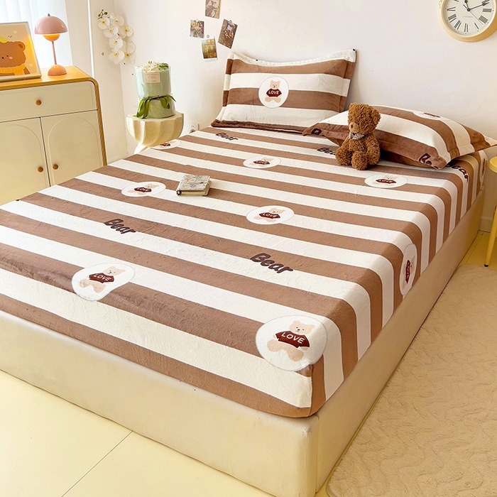 91家纺网 家纺一手货源 找家纺 大柏树 2025新款A类高克重亲肤舒适牛奶绒印花四件套-单床笠可定制 布琪小熊-咖