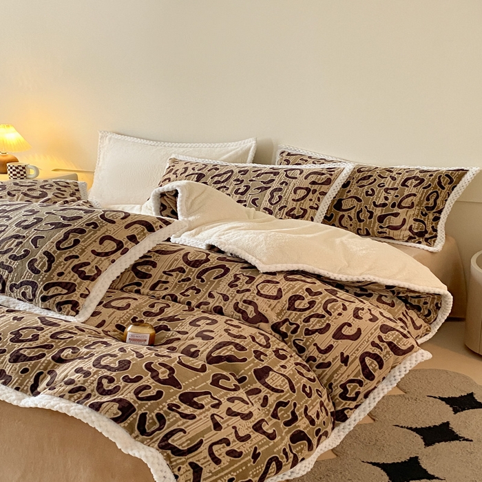 91家纺网 家纺一手货源 找家纺 2024新款简约包边全消光雕花牛奶绒兔兔绒四件套雕花包边绒-维密咖