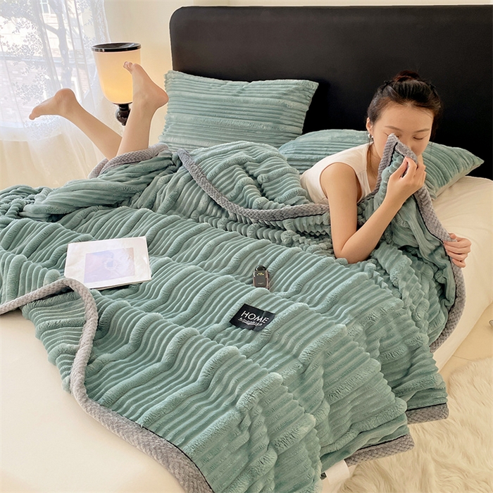 91家纺网 家纺一手货源 找家纺 梦舒羽 2025新款子母条兔毛绒毛毯宿舍牛奶绒小被毯 冰蓝