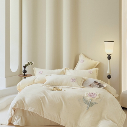 91家纺网 家纺一手货源 找家纺 （总）卡初家居（原微来） 2025新款秋冬A类加厚牛奶绒刺绣四件套-花间系列（提供买家秀）