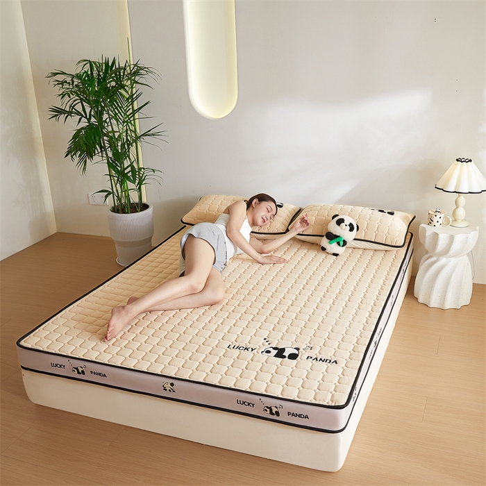 91家纺网 家纺一手货源 找家纺 鑫钰 2024秋冬新款立体乳胶加厚海绵床垫 立体边-趴趴熊猫-香槟金-
