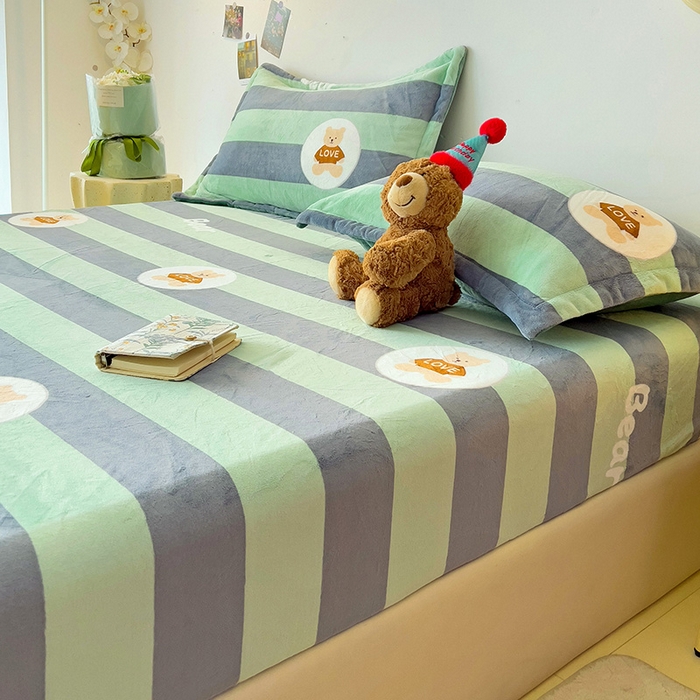 91家纺网 家纺一手货源 找家纺 大柏树 2025新款A类高克重亲肤舒适牛奶绒印花四件套-单床笠可定制 布琪小熊-绿