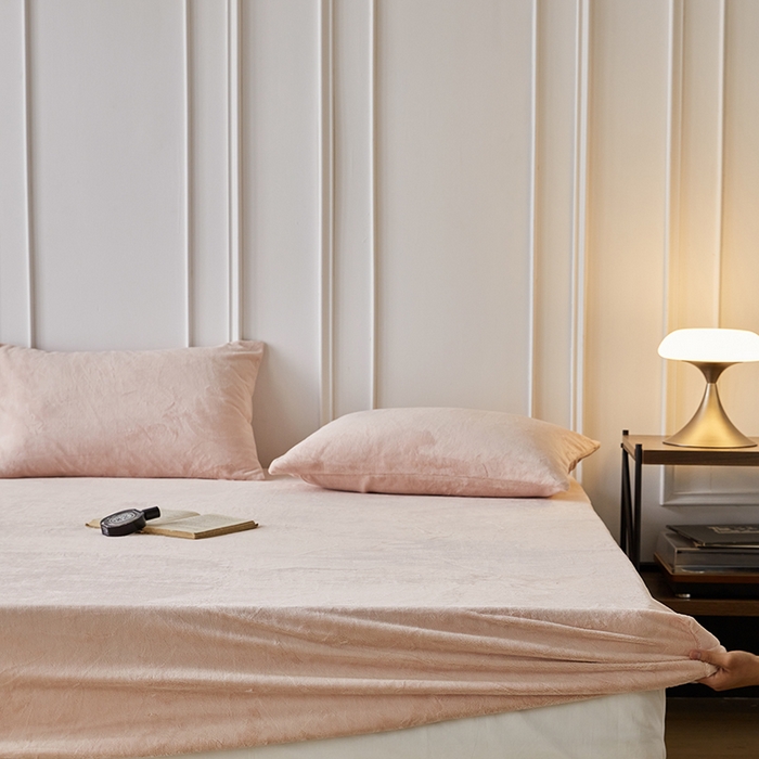 91家纺网 家纺一手货源 找家纺 千朵森 2024新款A类纯色牛奶绒单床笠-芙妮系列-风格二 芙妮-香草粉