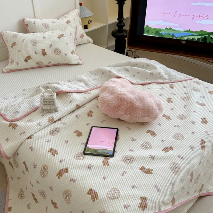 91家纺网 家纺一手货源 找家纺 萝莉家纺 2024爆款印花牛奶绒夹棉绗缝床盖三件套 花花小熊