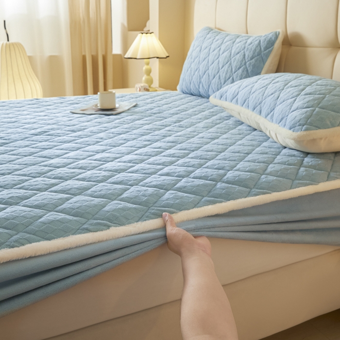 91家纺网 家纺一手货源 找家纺 鑫钰 2024秋冬新款加厚牛奶绒烂花夹棉床笠 菱形格-天蓝