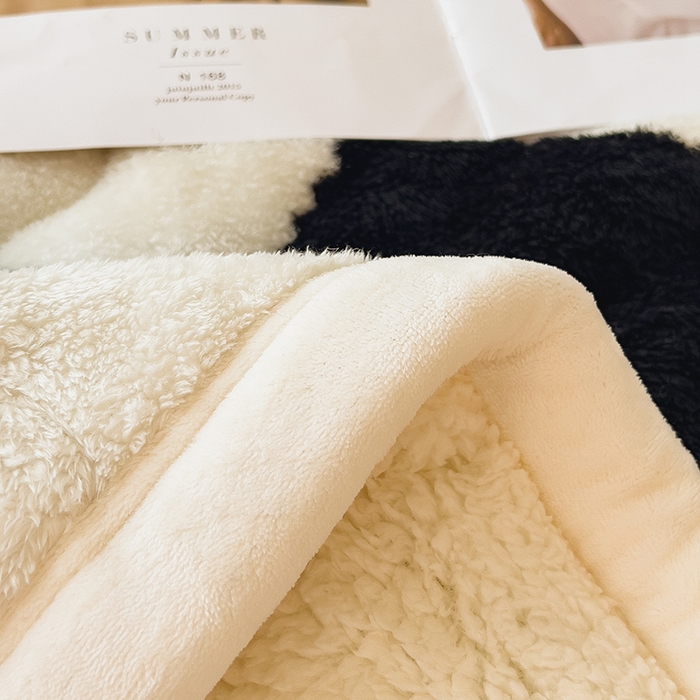 91家纺网 家纺一手货源 找家纺 慕木家纺 2025秋冬新款A类北极绒棋盘格双面毛毯 棋盘格三层夹棉毛毯-黑白+白