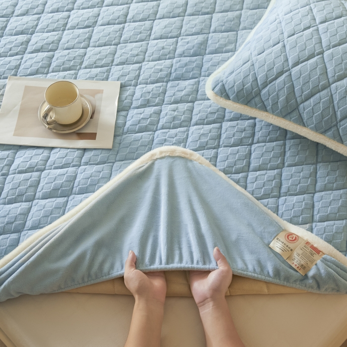 91家纺网 家纺一手货源 找家纺 鑫钰 2024秋冬新款加厚牛奶绒烂花夹棉床笠 菱形格-天蓝